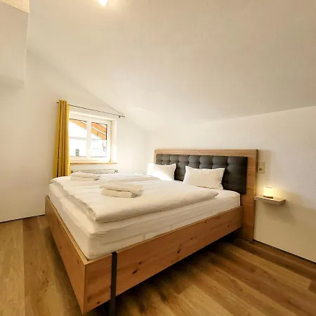 Oberlehengut アパート フラッハウ